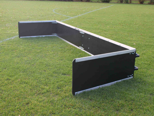 All-In Sport: <p>Mini Hockeydoel Dit mini hockeydoel en stevig en duurzaam. Het is makkelijk te vervoeren door de transportwielen en de trekbeugel. Het...
