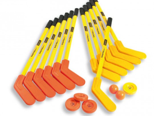 All-In Sport: - 6 SuperSafe hockeysticks gele krul - 6 SuperSafe hockeysticks oranje krul - 2 SuperSafe ballen Ø 83 mm, 55 gram - 2 SuperSafe pucks Ø 8...