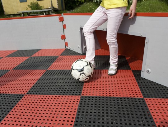 All-In Sport: Deze nieuwe kunststof vloer geeft uw spel een extra dimensie! De vloer absorbeert schokken en maakt een val draaglijk. Vele schoolpleinen...