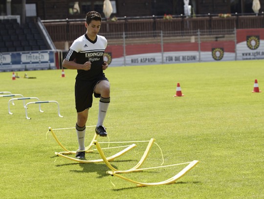 All-In Sport: Traploos in hoogte verstelbare trainingshorde (van ca. 5 tot 35 cm), van polyetherschuim, daardoor extra licht en breukvast. Simpele opbo...