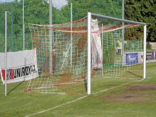 All-In Sport: Komplett mit verzinkten Stahlpfosten zur Befestigung der Netz-Spannleine und Kunststoffnetzhaken.