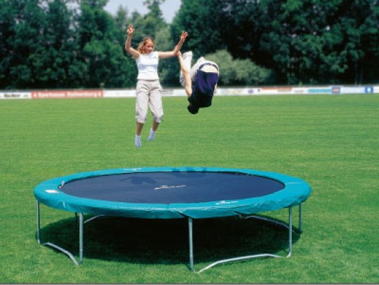 All-In Sport: Jumping Star Trampoline<br />Wetterfeste, runde Trampoline für Verein, Schule und den Garten. Einfache Konstruktion, d.h. schnell und ohn...
