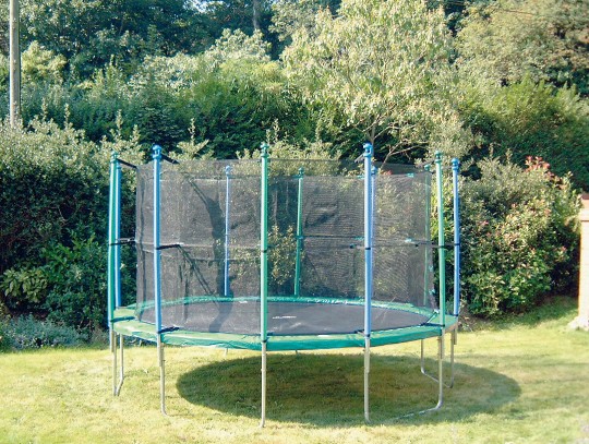 All-In Sport: Das Sicherheitsnetz schützt vor Stürzen vom Trampolin. Zum Schutz vor seitlichem Herunterfallen können alle unsere Gartentrampoline mit e...