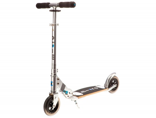 All-In Sport: Der micro Scooter Flex bietet bequeme und komfortable Scooterfahrten. Die extra großen Rollen aus PU und das patentierte, flexible Holz-F...