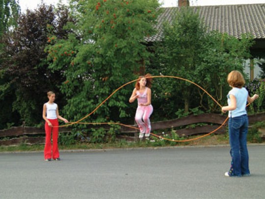 All-In Sport: Het vette touw voor groeps-touwtjespringen. 6 meter lang kunststof touw in neon-oranje.
