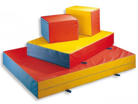 All-In Sport: Bestaande uit: 1 mini-valmat 200 x 150 x 25 cm 1 mini-valmat 150 x 100 x 25 cm 2 speel- en gymnastiekkubussen 60 x 50 x 40 cm