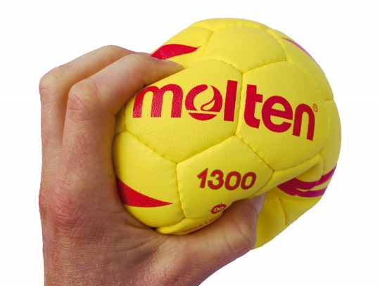 All-In Sport: Zachte en goed vast te pakken handbal voor het aanleren van de werptechniek. Het oppervlak van synthetisch leder en de foamvulling geeft ...