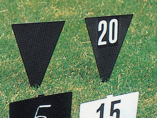 All-In Sport: dreieckig 32 x 18 cm, mattschwarz mit Zahlen: Beschriftung einseitig.