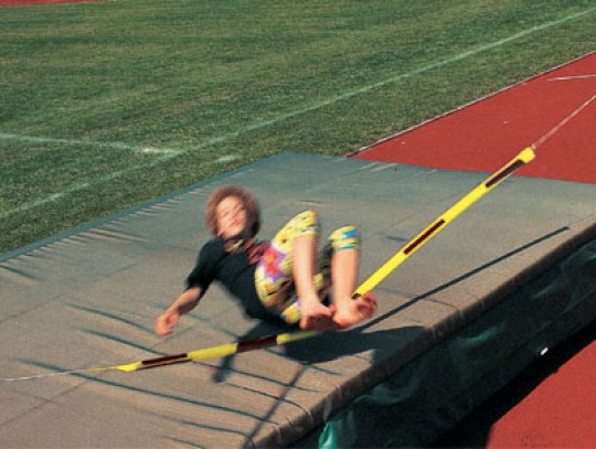 All-In Sport: De Zachariaslat is een foliebuis, die met rubber ringen en beugels tussen de hoogspringpalen gespannen wordt. De training met de Zacharia...