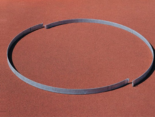 All-In Sport: Ø 2,135 m, 70 mm hoog, 2-delig, vuurverzinkt, inklapbaar, te plaatsen in het beton.