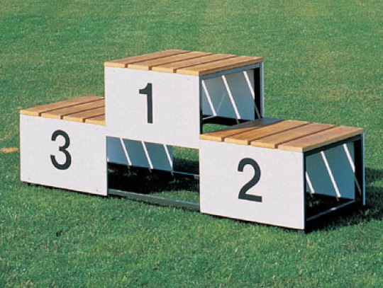 All-In Sport: Met houten platforms, aan beide zijden met panelen met opdruk 1,2 en 3, 180 cm lang, 50 cm breed, 72 cm hoog. 