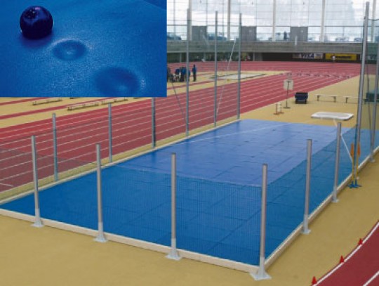 All-In Sport: Schokabsorberende mat in sandwich-opbouw, die de impactenergie van de stootkogels opneemt, bovenzijde en zijkanten met hoog-elastische ho...