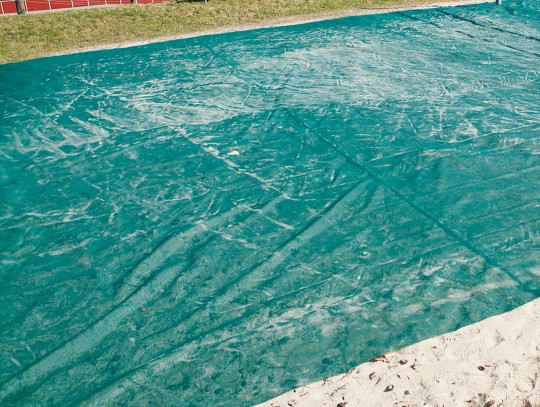 All-In Sport: Zandbakafdekking beschermt het zand tegen verontreinigingen. Het waterdoorlatende materiaal, rondom met een holle zoom, garandeert een go...