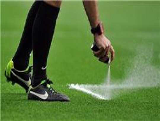 All-In Sport: Refs Spray is de bekende schuimspray die tijdens het WK voetbal in Brazilië werd geïntroduceerd. Het markeert de plaats van de bal en de ...