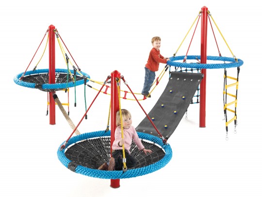 All-In Sport: Vielseitiger Kletterparcours ausgestattet mit 2 Original-Vogelnestern® in unterschiedlichen Höhen, einem Kletterkamin sowie weiteren Klet...