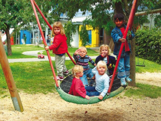 All-In Sport: ø 120 cm, farbiger Seilring gepolstert, Sitzfläche aus Stahlseil-Gliedermatte. Aufhängeketten mit Schlauchüberzug, Zwei-Punkt-Aufhängung....