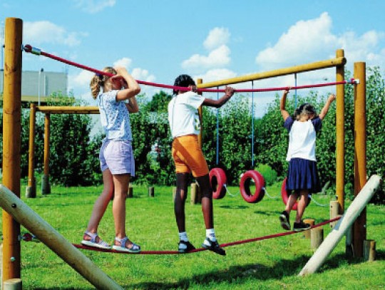 All-In Sport: Einzelne anspruchsvolle Balanciergeräte, die auch zu einem Balanciergarten zusammengestellt werden können. Zusätzlich mit Palisaden verse...