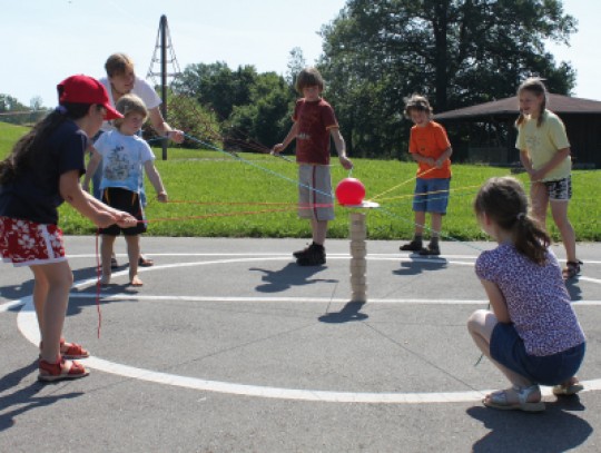 All-In Sport: Alleen kan niemand het – alleen met teamspirit zijn de veelzijdige speel- en concentratie-opdrachten op te lossen. Pijplijnen bouwen, wal...