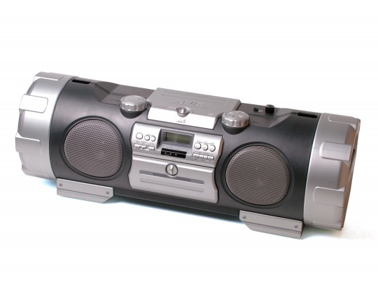 All-In Sport: Soundbooster met CD-speler en snelheidsregeling (Pitch). Ook voor Mp3-CD’s geschikt. Een USB-host, een iPod dockingstation, een MP3-tekst...