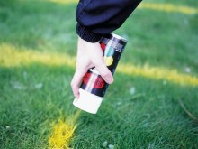 All-In Sport: <b>Krijtspray voor sportvelden</b><br /><br /><b>Met deze krijtspray zijn grasvelden ideaal te markeren en op de eisen van de tak van spo...