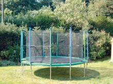 All-In Sport: Das Sicherheitsnetz schützt vor Stürzen vom Trampolin. Zum Schutz vor seitlichem Herunterfallen können alle unsere Gartentrampoline mit e...