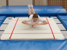 All-In Sport: Voordelen:- gebruiksvriendelijk- de rode begrenzingslijnen van het springdoek zijn op gelijke afstand op de mat aangebracht- de gebruiker...