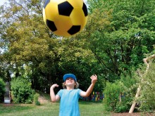 All-In Sport: Deze reuzenvoetbal is ongeveer dubbel zo groot als een normale voetbal, is echter maar half zo zwaar. Daardoor is de bal iets langzamer, ...