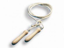 All-In Sport: Hennep springtouw voorzien van houten handgrepen Het touw is in het midden verdikt tot 1 cm en in lengte verstelbaar. De kleur van de han...