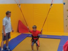 All-In Sport: Bei einer Halleninstallation des Bungee-Trampolinprinzips, auch Bungee-Longe genannt, werden an Aufhängepunkten an der Decke oder Trägern...