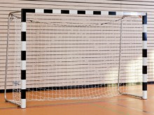 All-In Sport: Doelframe van aluminium profiel 80 x 80 mm, superstabiele hoekverbinding door gelaste verstekken. De palen worden in lange profielpennen ...