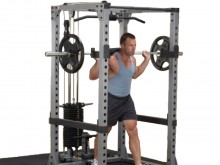 All-In Sport: Massief Power Rack met grote bewegingsvrijheid. Speciale geharde lange halterstangsteunen en safety-strips zorgen voor een veilige, eenvo...
