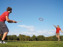 All-In Sport: De nieuwe trendsport voor tuinen, park, pauze of de gymnastiekles – met behulp van twee handstokken wordt een ring (gemaakt van Biomateri...