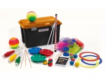 All-In Sport: <ul>
<li>3 jongleerringen 32 cm</li>
<li>3 balanceerborden met stokken</li>
<li>6 jongleerdoeken</li>
<li>3 kinderknotsen</li>
<li>1...