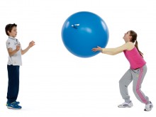 All-In Sport: De reuzenballon heeft een doorsnede van 110 cm en een omvang van 350 cm. Het materiaal is van latex. 1-kleurig en in kleuren assorti.