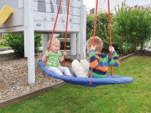 All-In Sport: Het grote zitvlak, 150 x 55 cm biedt voldoende plek aan 2 kinderen om rug aan rug of zittend tegenover elkaar te schommelen. Men kan echt...