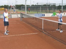 All-In Sport: Das vielseitige Freizeitspiel für Jung und Alt! Ob Tennis, Tischtennis oder Beachball - 2 Fänger, 1 Beachball & 1 Softtennisball - ma...