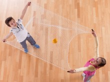 All-In Sport: Fling-it is heel gemakkelijk te spelen: het net uitspreiden, een of meerdere ballen of andere speelobjecten in de lucht werpen en weer op...