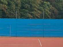 All-In Sport: 12 meter lang, luchtdoorlatend. Rand rondom versterkt en voorzien van ogen op een afstand van ca. 50 cm van elkaar. Elk doek wordt geleve...