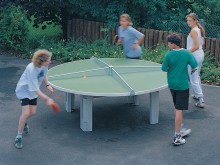 All-In Sport: De ronde tafeltennistafel, voor vele spelers dolle pret! 2 bladhelften van weer- en lichtbestendig Polymerbeton 25 mm dik met gekleurd sp...