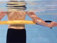 All-In Sport: Van PE-schuim met flexibele grepen, 75 cm lang. Het extreem effectieve trainingsartikel verstevigd als een expander efficiënt het totale ...