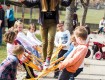 All-In Sport: Diese Slackline kann sowohl als Kooperationsspiel, als auch als richtige Slackline eingesetzt werden. Mit den Halteschlaufen können die K...