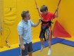 All-In Sport: Bei einer Halleninstallation des Bungee-Trampolinprinzips, auch Bungee-Longe genannt, werden an Aufhängepunkten an der Decke oder Trägern...