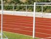 All-In Sport: volgens voorschrift, te plaatsen in bodemhulzen. houten palen met metalen klemmen, 137 cm hoog, 8 cm breed, 2 cm dik.