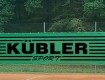 All-In Sport: Tennisplatzblenden.<br />Bedruckung in Schrift Helvetica in schwarz auf Standard-Blende (Nur Buchstaben oder Ziffern, keine Logos).