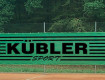 All-In Sport: Tennisplatzblenden.<br />Bedruckung in Schrift Helvetica in schwarz auf Standard-Blende (Nur Buchstaben oder Ziffern, keine Logos).